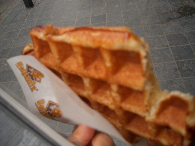 また窓口に並ぶ。前の人は白人で時間がかかっていたが、窓口の男性はとても笑顔。しかし私の番にメモとブルージュの往復チケットを依頼するとなぜか不機嫌な顔。購入後帰りの日を見ると当日の往復になっている。私のメモをみてなかったらしい。<br />また同じ列に並んで「帰りは翌日なのでチケットを変更して」と言うと更に不機嫌になり、さっきの往復チケットはそのままで、帰りの片道定価のチケットを再度売られた。<br />「帰りはチケットは定価だ。いいかげんにしてくれ、列を見て分からないのか？一人につき5分以内だ！帰れ」と睨んでいわれ。。打ちひしがれた。<br />やっぱり日本で区間乗車券買ってくればよかった。日本では考えられない駅員の対応に頭が真っ白になってしばらく途方にくれてしまった。<br />とにかくホテルに戻ろう。回らない頭で地下鉄にのりなんとか到着。休憩後近くのワッフルを食べるた。あったかくて、甘くて、しょっぱくて、ふんわりしてて、心がふわーっと解けていくようだった。<br />