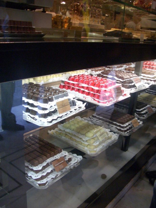 ホテルからグランプラスは5分位。グランプラスの手前でLEONIDAS（チョコ）ショップを発見。<br />どんどんさんのおすすめだったのでチェック。<br />20人位並んで混んでいたので、夕飯の時出てきたときに買うことにする。夜は23時までらしい。<br />閉館時間まで時間がなかったのでとりあえず王立美術館へ向かう。<br />