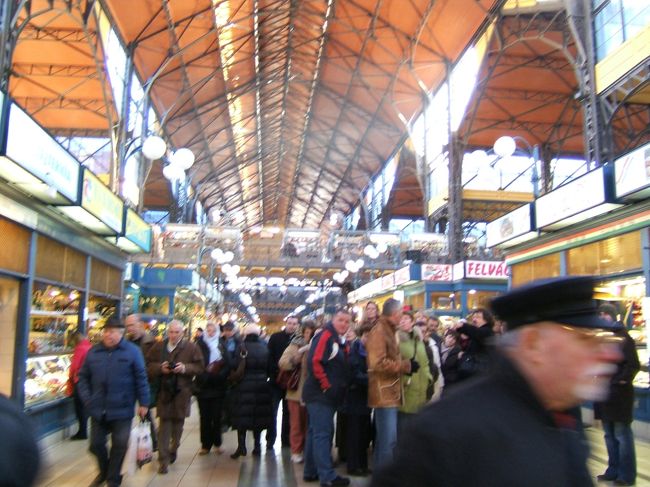 中央市場にやってきました。<br />多くの出店が出てて興味を引かれる物が多くありました。<br /><br />