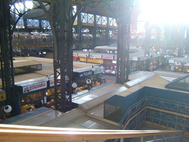 上の方から市場全体を眺めました。<br />上の階はお土産屋さんが多くて色々物色。<br />地下１階は魚介類を扱ってて気持ち悪い臭いですぐ退散しました。