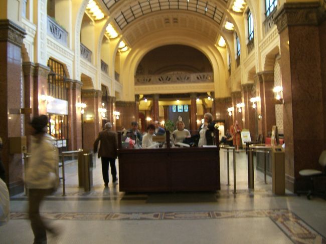 中央市場を観光した後はゲッレールト温泉にいきました。<br />ブタベストは温泉で有名で何箇所も温泉があります。なかでもゲッレールト温泉は有名なとこでしたので、中央市場に近いということもあり寄りました。<br />温泉というよりは温水プールに近かったです。普通に泳いでる人もいたので泳いで来ちゃいました(笑)