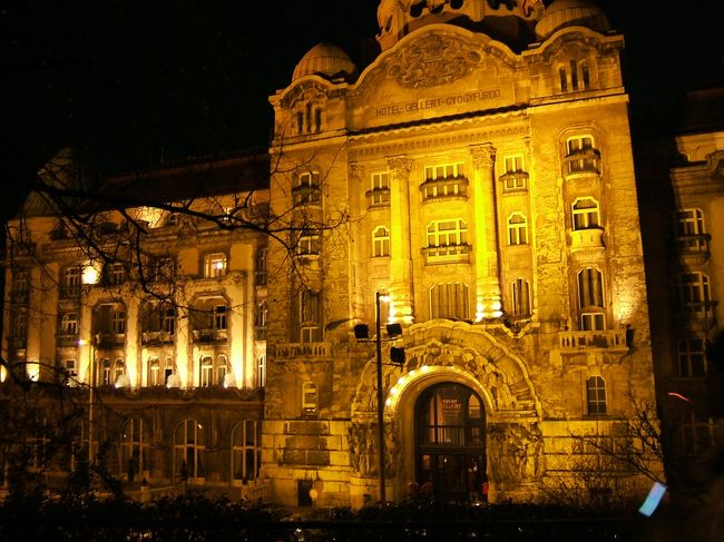 ゲッレールト温泉の外観です。<br />入る時に撮り忘れていたので出る時になんとか撮りました。とても温泉とは思えませんよね。