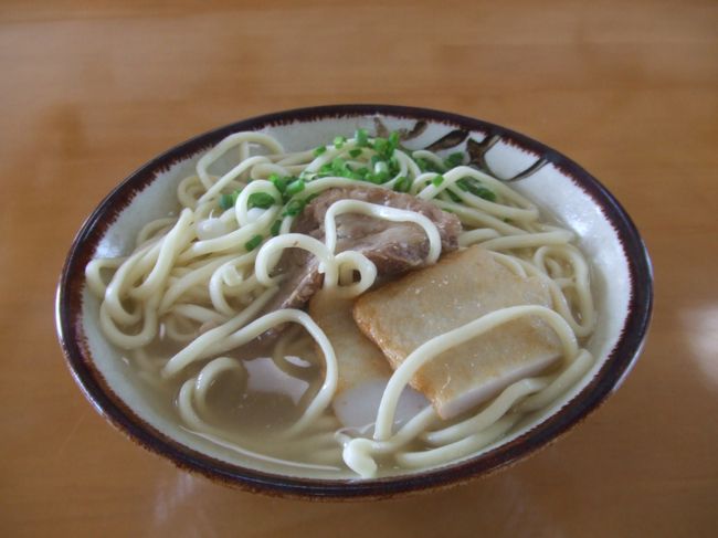 宮古そばの具は埋まっています。<br />なにかで聞いたのですが、昔食べ物があまりなかった<br />ころ、肉の大きさを周りにわからないように中に入れ<br />ていたとのこと。