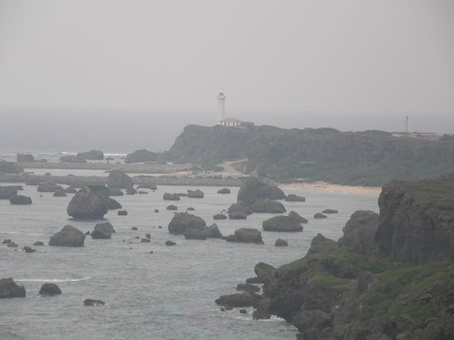 東平安名崎近くの展望所から灯台