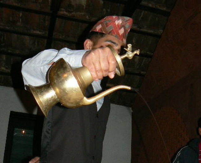 お酒は立ったまま注ぐ