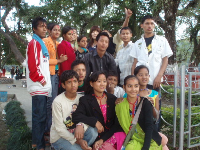 記念写真、この中に一人日本人がいますが見分けられません