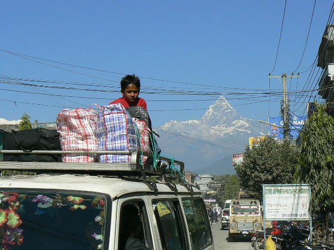 車の屋根に乗る、山が迫っています