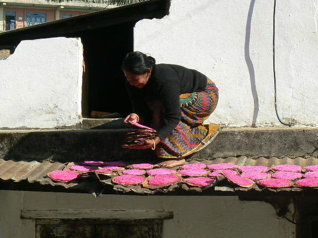 屋根に干しているのは「せんべい」