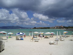 ＜かりゆしビーチ＞
海水浴を楽しむ。たけあきさんが海パンを忘れて海に入らなかったのはここだけの話。