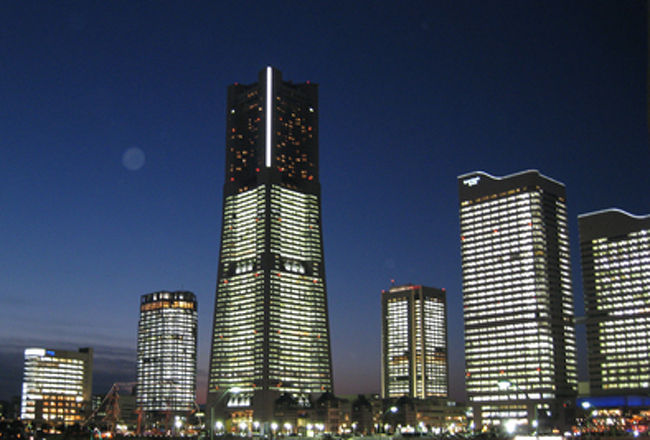 まずはMM21の全体像。クリスマスでなくても見れる<br />景色です。普段はここまですべてのライトはともっていませんけどね。いずれにしても、暗くなりかけた頃が一番きれいだと思います。