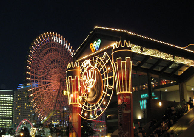 ワールドポーターズのクリスマスイルミ。<br />