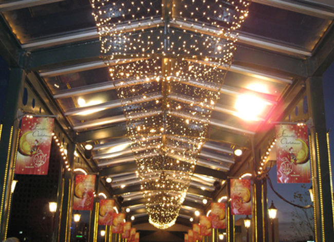 こちらもワールドポーターズのアプローチの天井。