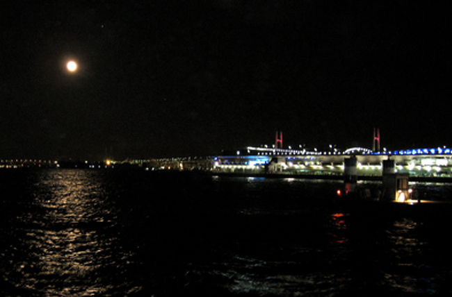 今日は月がきれいだったので、月とベイブリッジ。