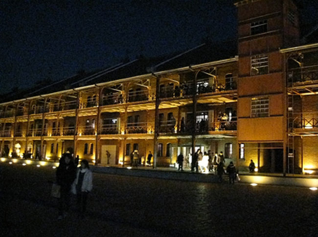 赤レンガ倉庫<br />スケートリンクが綺麗にライトアップされているらしいのですが、行列で全然みれませんでした。