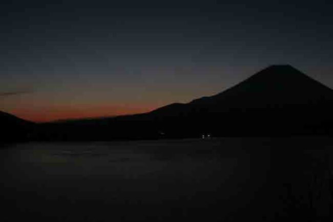 午前６時２７分です。(20D)<br /><br />東の空が少しずつ赤くなってきました。