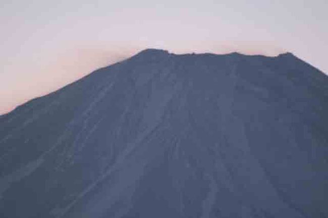 午前６時３６分です。(20D)<br /><br />３００ミリ(３５ミリ換算で４５０ミリ)で撮った山頂のアップです。