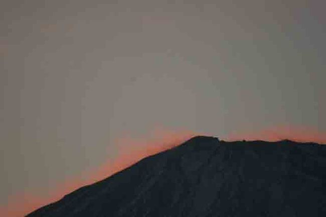 午前７時０４分です。(20D)<br /><br />雪が舞っているのだと思います。そこに朝日が当たり赤くなっています。