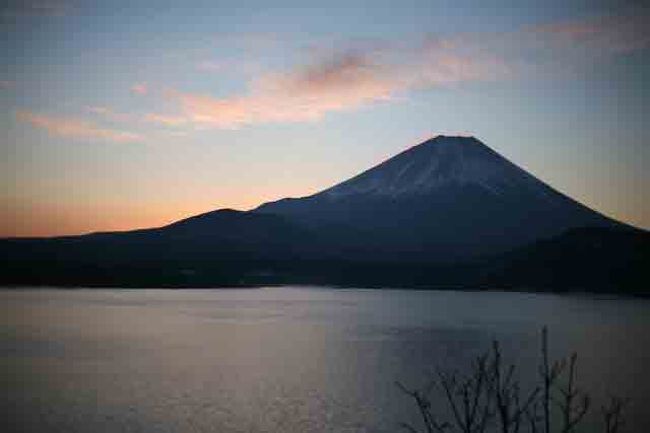 午前６時５１分です。(5D) <br /><br />空に雲が出てきました。