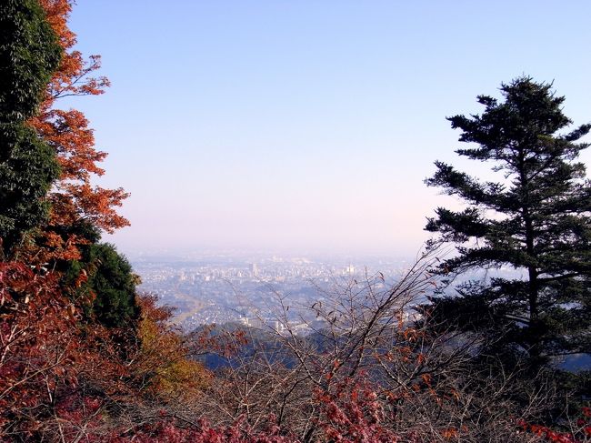 高尾山口の駅はここは新宿か！というくらいの人出で、登る前からゲンナリしてしまう。<br />でも今回は混み合う高尾を先に通過して、空いていると思われる景信山方向に向かうから混んでいるのはここだけだと思いたい。