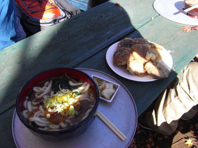 なめこうどんとキノコの天ぷら。<br />なめこうどんはゆずの香りがアクセントになっていて美味しい！<br />キノコの天ぷらも肉厚な上に量も多くて満足です。<br />天ぷらはおばあちゃんが揚げてるんだけど、お客さんが多くてフル回転でした。ガンバレ、おばあちゃん！と心の中で応援したよ。