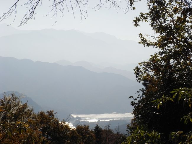 相模湖。<br />お腹もいっぱいになったので小仏バス停まで下山開始。