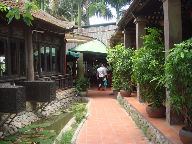 こちらは、さきのタンロイホテル近くの有名レストラン、ＳＥＮ．旅行客と言うよりは、地元の人が多かったみたい。趣のあるつくりだったわ。蓮の池があって、ちいさいかわいい蓮が咲いてた・・・。