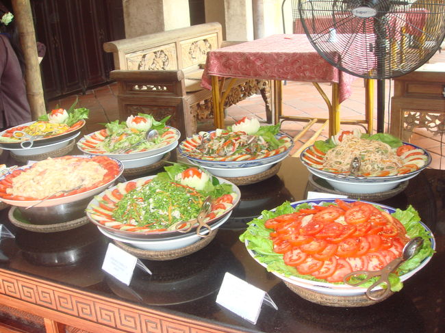 店内はすんごーく広い。ブッフェ式になっていて、揚げ物、煮物、蒸し物、焼き物、麺類、デザート、チェーの数々、なんと、スシまであった。