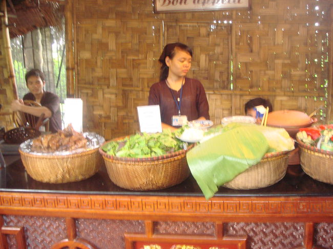 こんなふうに、ねえさんやにいさんが、屋台みたいに手早く作ってくれたりもする。