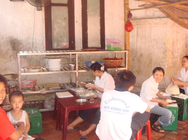 あらあら、裏方さん。おやおや、おこさまも。まかないごはん、おいしそうね。パパが、いつの間にかもぐりこんで撮ったらしい。