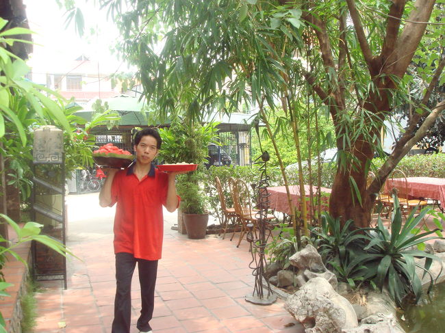 さわやかに颯爽とお料理をはこんでいたボーイさん。お皿は重いし、チョー忙しいし、クソ暑いし・・なのに、さわやかで颯爽と、だった。