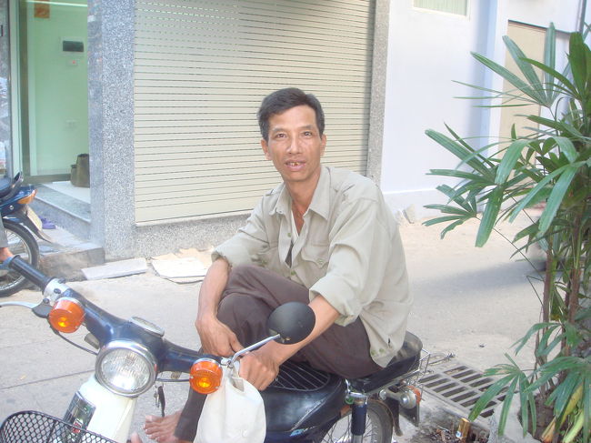 いきなりでナンですが、パパの｢マイフレンド｣。連泊泊泊中のローズホテルの前にいつもいる。こうやってなぜかバイクの上に乗っかっている。このバイク、じつはタクシー。うしろにお客さんを乗せていくの。３人くらいまでは平気かな。お客さんだけで。