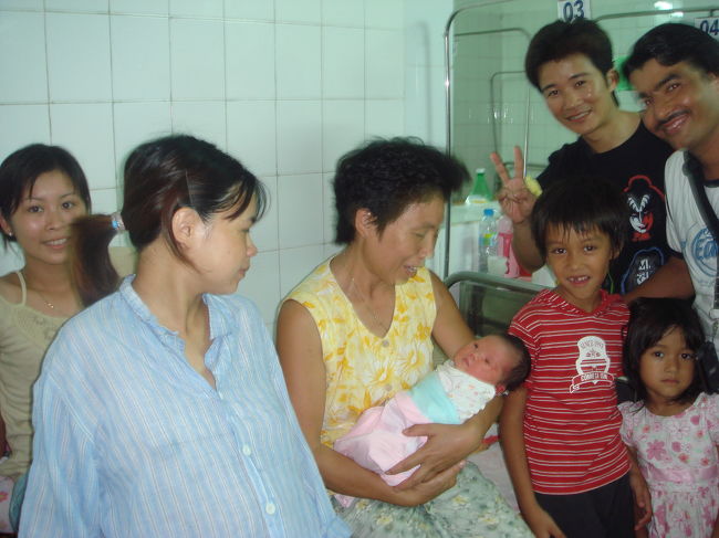 これもとつぜーん、ですが、ローズホテルのトゥーさんの知り合いの、アンくん一家に娘が生まれた。アンくん一家とは、もちろんハノイにてお知り合いになった。初めてあった日、奥さんはでっかーいおなかだった。よかったよ。生まれたのが見えて。