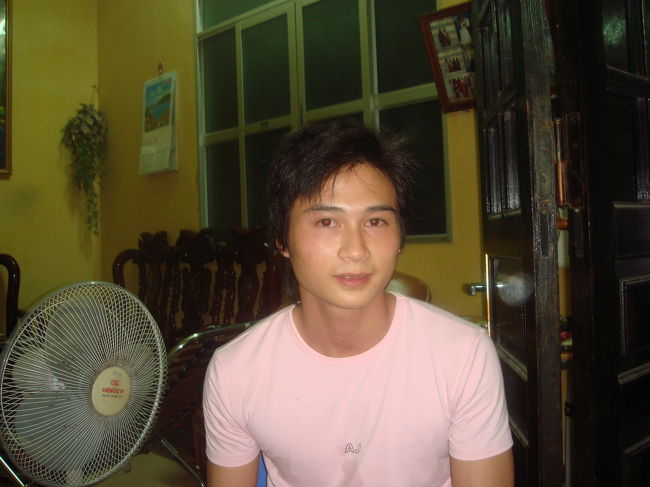 アンくんのギリの弟。バチャンまでバイクで迎えにきて、私と息子を後ろに乗せて家に連れてってくれたわ。ベトナムも、ほんとうは２人乗りなんだけど、大丈夫・・・・といって、「すぐそこ｣の家までよ。３０分はかかったかしら。こわかったああ〜。もち、ノーヘル！