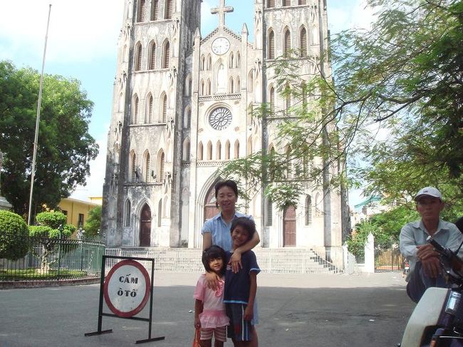 しいらなあかったのーよ〜。ホテルの近くで、感じいい教会ねーって、何度も散歩に行ってた。ハノイ大教会でしたああああ。これが。