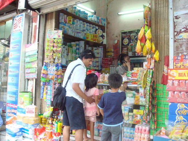 と、一枚撮っていたら、背後で親子は駄菓子を・・・。