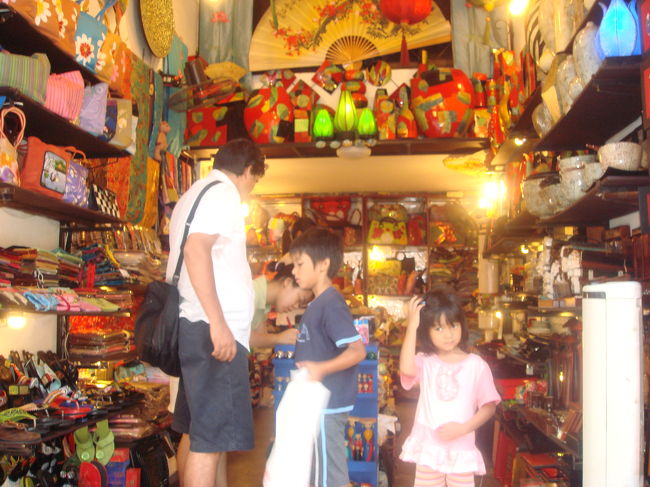 私も買う！雑貨屋さんがすっごくイイ！ついつい、これを２０個、とか、色ちがい各１０枚、とかって言いたくなる。ネパールのバイヤー暮らしは長かったのだな、やっぱり。