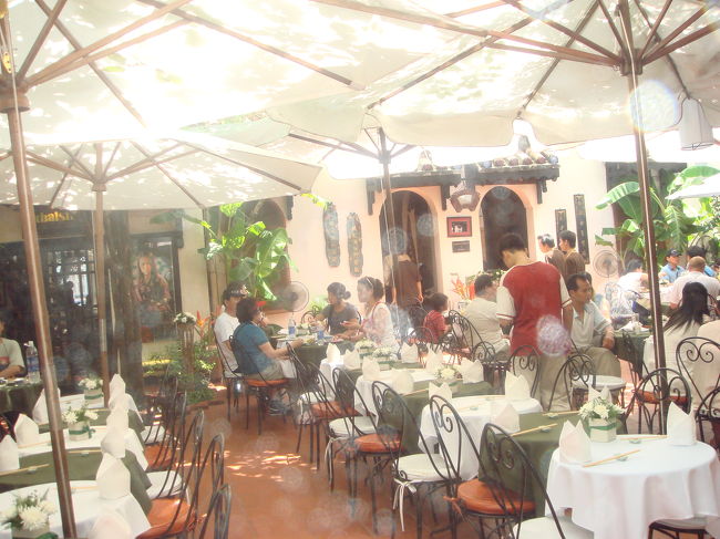 と、こちら有名なブラザーズカフェ。わざわざタクシーで行ったわよ。ブッフェになっている(流行っているのか？）