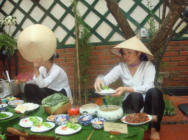 こんなねえさんがブンチャ(つけ麺)や、フォー(汁麺)・・・つけ麺、汁麺って、簡単に言うな！・・・を、作ってくれる。うまかったけど、ここでパパは、今来たばかりの息子のマンゴージュース、おしゃれな細長いグラス入り、を、見事にぱし、と平手打ちした。グラスは吹っ飛んで、いやみなくらい派手に割れた。｢何で？｣・・・・・。｢ハエが・・・」パパは、ハエがむっちゃ嫌いなの。