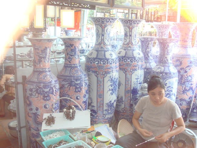 隣町、焼き物のバチャンへ食器を見に行きました。