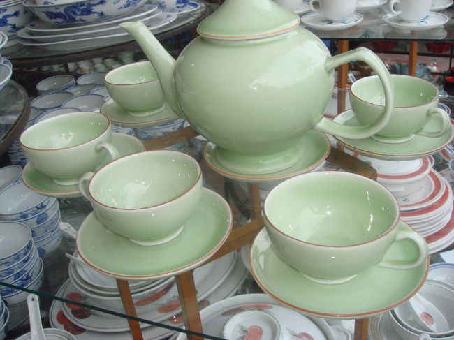 １００件くらいある卸屋のバザールを、アンくん（後出）が、案内してくれました。疲れた。ここで、我が息子はチョーかわいいので、売り子のねえさんがたにもってもて。で、調子に乗って、どんぶりを割っちまった。怒ったパパに、息子は「パパだって・・・」<br />そうだなあ！