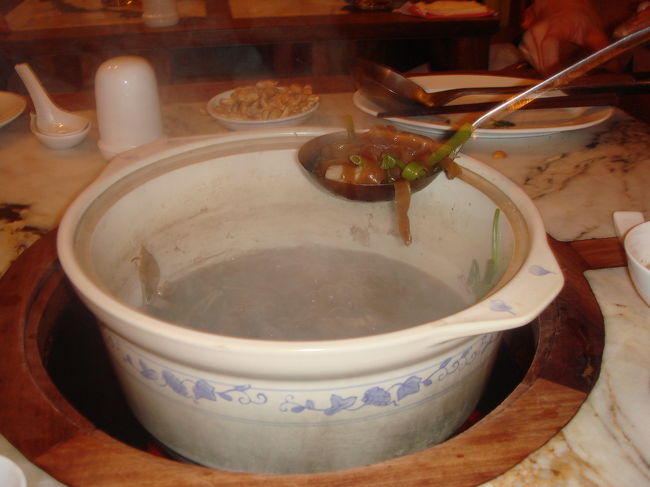 食っちまいました。ベトナムの（ハノイの？）なべは、あれですね。美人が付きっ切りで、出したり入れたりよそったりしてくれるんですね。結構主導権持って。アシマでは２階で食べたのですが、息子は、二階から１階へ細いロープを伝って、注文の紙が鈴ととも落とされる・・・のが気になりました。で、美人のなべ係りは、息子を呼んで落とさせてくれたんです。いい人でした。