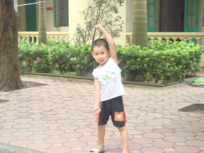 アンくんの甥っ子のトアンちゃんです。トアンちゃんの母フォンさんは名古屋にいます。フォンさんは、今では１日数回電話やメールをくれます。「ハナちゃんにお人形おくりました。それ、よかったか」などとです。