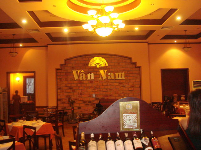 そんでまあ、娘の要望もあって、おされにビューティーパーラーへ、ということで有名なキーハノイだったかキューだったか、へ行きました。時間があったので、隣でご飯でも食べて待とか。と、入ったところが、なんでもとってもおいしかった。雰囲気？まあまあよ。・・・・・・・が、最近わかりました。すごく有名のヴァンナムっとかって言うレストランだったのです。ちなみにわたしのおきにいりは、一番はオーラックハウス。２番がデリパリ、かな。