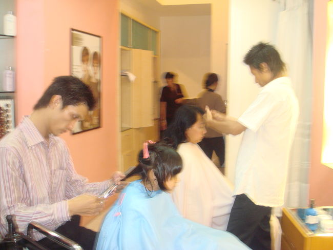 娘と私とパパと息子と、つまり全員ヘアカット。イケメンのカリスマ美容師と、職人気質この道一本！的なおじさんが切ってくれました。息子は、おじさんに切てもらって、おじさんと同じ髪型になりました。