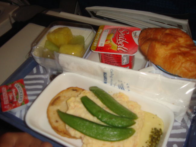 大雨の中、フライトキャンセルもなく、ちぇっ、ＫＥコリアンエアーにて機上の人々に。これは子供食だったかな。