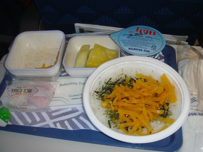 これは大人の朝ごはん。おかゆだったあああ〜。おびただしいのは、細切りたくあんだあああ。