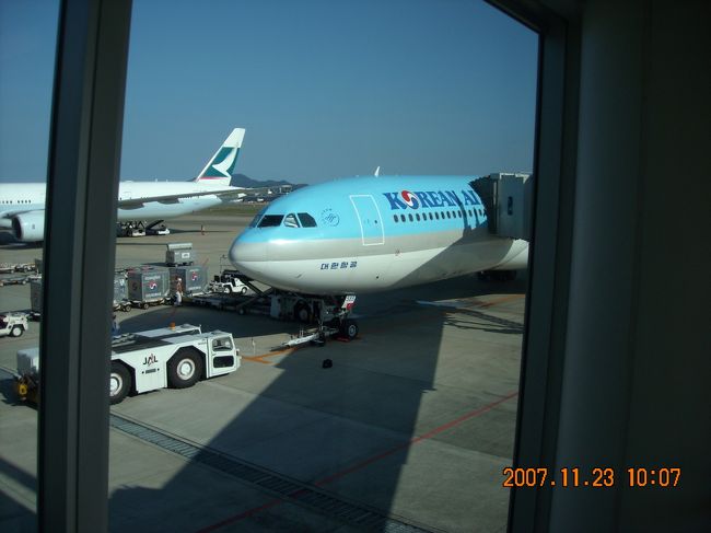 エアは福岡からは結局１番便利なコリアンエア。<br /><br />成田や関空経由だと国内線で朝７時の便とかに乗る必要があるが，これだと10時30分福岡発なので，早めにチェックインするにしても時間的にかなり楽。<br /><br />ただ福岡空港の国際線ターミナル，チェックイン前の預託荷物の保安検査の場所が判りづらい。利用航空会社によって場所が違うみたいなのだが，私の後に，キャセイを利用する団体さんが間違えて列を作っていた。確かに間違えやすいかも。コリアンエアとキャセイのカウンターは同じ島で背中合わせ。自分がチェックインする航空会社のカウンターに１番違い保安検査の場所に並んでしまうのが自然だと思う。案内板も気付かない程判りにくかった。