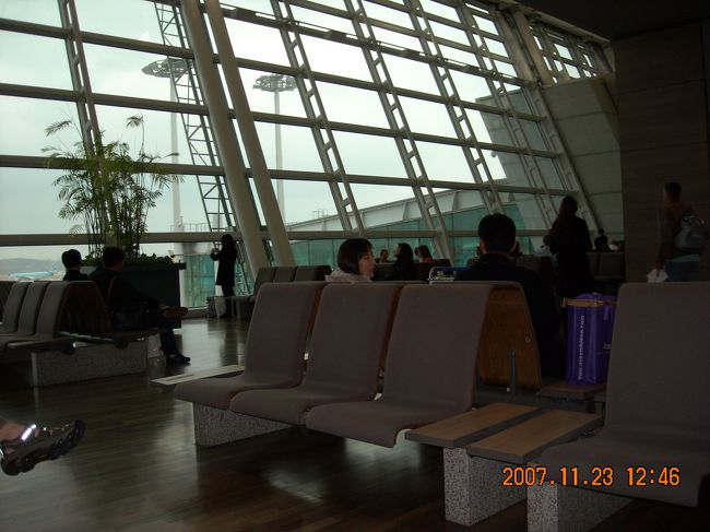 何もなく乗り継ぎの時間つぶしに苦労した金浦空港とは雲泥の差。なんともご立派なインチョン空港。<br /><br />水等購入のため，5,000円程をウォンへ両替。40,000ウォン程を手にし金持ちになった気がするが，本当にただの気のせい。