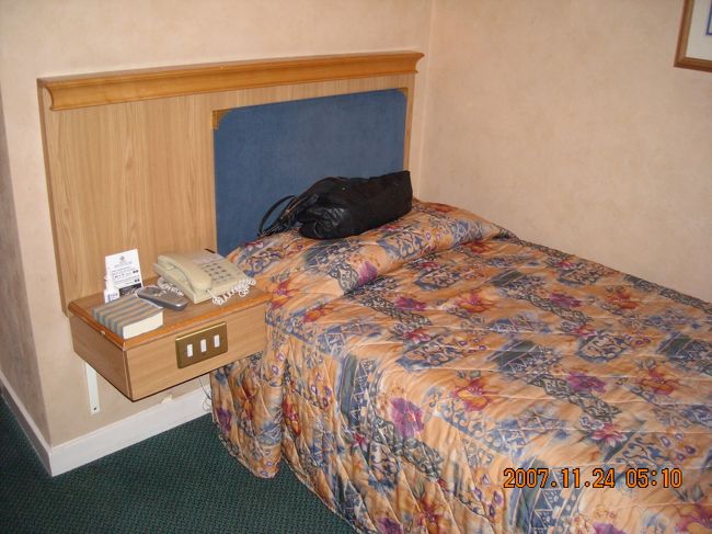 ようやくBerjaya Eden Park Hotel着。<br /><br />狭いシングルベッドが好ましい。最初，リモコン操作していてテレビがつかねなかったので焦ったが，ベッドサイドテーブルにスイッチがあった。<br /><br />ちなみにこのホテルは全館禁煙ではないよう。完全分煙ではあるが。特に指定はしてなかったら禁煙可の部屋に当たったらしい(灰皿あったし)が，煙草の匂いは全然しなかった。多分掃除がきちんとなされているんだと思う。