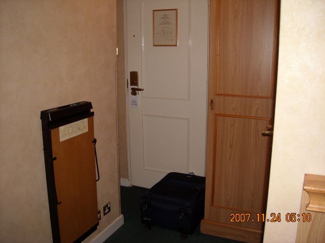 スーツケースを開ける事が可能な程度には広く，１人で空間を持て余さない程度に狭い空間が好ましい。